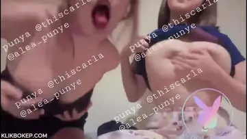 Dokumentasi 2 Gadis Semok Cantik Live Kasur poster