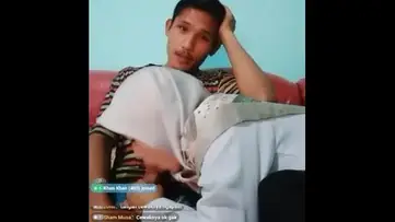Ukhti Hijab Cantik Pasrah Goyang Kasur poster