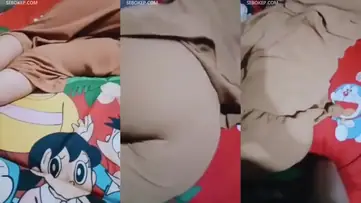 Ukhti Tante Hijab Semok Pasrah Posisi Doggy poster